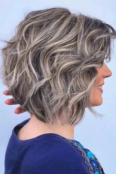 Silver Wedge Bob Curly Bobs, Short Blue Hair, Short Brunette Hair, Dunner Wordend Haar, Short Hair Highlights, Hair Highlights And Lowlights, Highlighted Hair, Chic Short Hair, Short Dark Hair