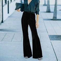 Red Velvet Pants, Necklace Compass, High Waist Flare Pants, Velvet Flare Pants, Look Boho Chic, Elegant Boots, Velvet Flares, Simple Bangle, Flare Pant