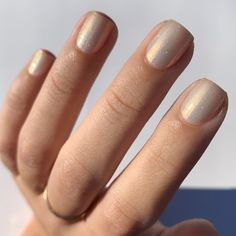 Gold Wedding Nails Short, Nail Champagne Color, Gold Polish Nails, Natural Iridescent Nails, White Pearly Nail Polish, Light Gold Shimmer Nails, Golden Pearl Nails, Gold Dip Nails Powder, Bridesmaid Nails Champagne