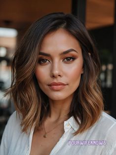 27 Stunning Hair Color Ideas to Electrify Your Summer 2024 Look Red Brown Balayage Short Hair, Short Brunette Hair Round Face, Shoulder Length Hair Heart Shaped Face, Short Hair Oval Face Shape, Medium Hair Round Face, Ideas Pelo, Makeup Crazy, Easy Hair Color, Short Brunette Hair