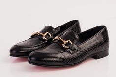 Materials Upper: LeatherLining: LeatherSole : Leather Indulge in refined luxury with our Printed Leather Bit Loafer, a true embodiment of sophistication. Crafted from premium leather, both inside and out, this loafer boasts a unique printed design that adds a touch of contemporary flair.The standout feature is the gold buckle embellishment, positioned tastefully on the top, creating a focal point that exudes opulence. The printed leather exterior showcases an exquisite pattern, combining style a Bit Loafers, Black Leather Shoes, Printed Leather, Printed Design, Monaco, Leather Men, Leather Shoes, Shoes Mens, Black Leather