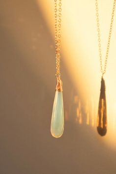 Le collier Daria est élaboré avec une goutte de quartz opalite facetté et des composants en or rose. Éthéré et élégant, ce collier unique peut vous accompagner du jour au soir.


Chaîne et composants rose gold filled
Quartz Opalite
Hypoallergéniques, conviennent même aux peaux les plus sensiblesChaque pièce est livrée dans une boîte en bambou et un sac en soie écologique fabriqué à partir de surplus de matériaux de luxe (Pour un emballage cadeau, veuillez laisser une note au check-out)Les emball Elegant Teardrop Wire Wrapped Necklaces, Elegant Wire Wrapped Teardrop Necklaces, Elegant Wire Wrapped Teardrop Necklace, Handmade Elegant Drop Crystal Necklaces, Rose Gold Drop Gemstone Necklace, Rose Gold Drop Necklace With Gemstone, Elegant Handmade Rose Gold Crystal Necklace, Elegant Briolette Faceted Drop Necklace, Elegant Briolette Drop Necklace With Faceted Detail