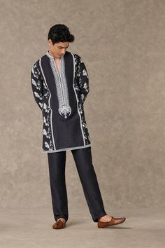 Elevate your style with this kurta adorned with contrast dori, sitara, and moti kaam around the neckline. The all-over digital printed sleeves, back, and side panel add a touch of sophistication. Enjoy the comfort of full sleeves with a contrast embroidered border, a mandarin collar, and convenient pocket details. Complete the look with straight pants featuring pocket detailing for a polished appearance. Luxury Men's Casual Kurta, Men's Luxury Long Kurta, Luxury Casual Men's Kurta, Luxury Jamawar Men's Kurta, Embroidery Kurta For Men, Traditional Indian Mens Clothing, Kurta Designs Men's, Kurta And Pants, Garba Outfit