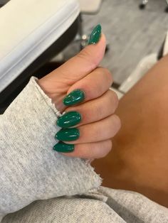 Emerald Green Jelly Nails, Early Fall Nails Almond, Royal Green Nails, Pine Green Nails, Green Almond Shaped Nails, Nail Color Green, Dark Green Fall Nails, Christmas Green Nails, Trendy Green Nails