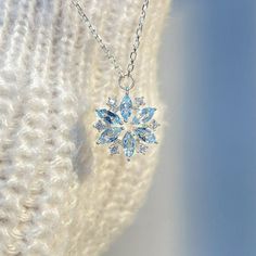 قلادات متدلية, Pretty Jewelry Necklaces, Snowflake Necklace, Jewelry Accessories Ideas, Classy Jewelry, Fancy Jewellery, Fancy Jewelry