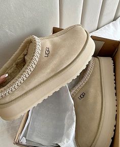 Ugg Tazz Slippers, Tazz Slipper, Tazz Slippers, Cute Uggs, Ugg Tazz, Estilo Hijab, Clog Style, Trendy Shoes Sneakers, Ugg Classic Ultra Mini