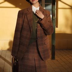 英国格子柄レトロウールジャケットとウールスカート Plaid Blazer With Suit Collar And Pockets, Tailored Fall Skirt Suit With Pockets, Plaid Wool Blazer With Suit Collar, Plaid Single-breasted Outerwear With Suit Collar, Fitted Dark Academia Outerwear For Fall, Winter Business Skirt Suit With Notch Lapel, Notch Lapel Skirt Suit For Winter Business, Long Sleeve Skirt Suit For Business In Fall, Winter Tweed Skirt Suit With Long Sleeves