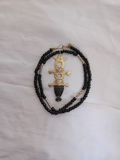 Fabriqué à la main, collier et pendentif Touareg de la tribu, c'est un beau design et gravé ou gravé et porté comme un talisman de chance et de protection dans le désert à la main. Des artisans Touareg ou Touareg sont célèbres pour leurs magnifiques pièces tribales. . Une tribu berbère, les nomades du Sahara qui sont aussi connus pour leurs belles pièces de bijoux, Artisan Black Brass Necklaces, Artisan Black Brass Necklace, Black Brass Artisan Necklace, Festival Amulet Style Jewelry With Wooden Beads, Festival Amulet Jewelry With Wooden Beads, Amulet Style Jewelry With Wooden Beads For Festival, Handmade Artisan Ankh Jewelry, Wooden Beads Amulet Jewelry For Festival, Artisan Brass Necklace With Polished Beads