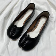 Step into elegance and comfort with our Handmade Black Leather Flats for Women. These unique shoes feature a distinctive split toe design that sets them apart from the ordinary. Crafted from high-quality black leather, they offer a perfect blend of style and durability. The flats are designed to provide maximum comfort, making them ideal for all-day wear. Whether you're heading to a casual outing or a stylish event, these flats will complement your look effortlessly. Embrace a touch of vintage c Flats For Women, Style Reference, Black Leather Flats, Everyday Shoes, Aesthetic Style, Womens Wedding Shoes, Unique Shoes, Toe Designs, Leather Flats