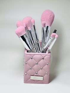 Diamond brush set 2 colors holder included Trucco Glam, Pink Brush Set, Pink Makeup Brush, Alat Makeup, Make Up Inspiration, Fancy Makeup, Pink Girly Things, Makeup Brush Holders, Pink Makeup