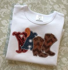 Perfect southern girl tee! Available in long or short sleeve ruffle tee. Sizes 12m -12 Quilting Shirts, Appliqué Patterns, Applique Tee, Sorority Sweatshirts, Patchwork Shirt, Girls Sports, Applique Shirts, Southern Girl, Girls Outfits