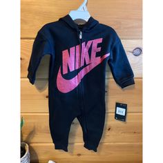 Hooded Zipper Romper With Pink Glittery Nike Logo Size 12m Nwt Boy Nike Outfits, Sherpa Outfit, Boys Nike Outfits, Nike Romper, Nike Onesie, Logo Baby, Glitter Logo, Baby Nike, Nike Bags