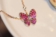 Elevate your style with our luxurious BUTTERFLY RED DIAMOND PINK GOLD NECKLACE. Adorned with a stunning butterfly-shaped red diamond and set in a rare pink gold, this necklace exudes elegance and exclusivity. Make a sophisticated and tasteful statement with this stunning accessory. ADDITIONAL INFORMATION Color: Pink Gold Stone: Cubic zirconia Ref. 521232 Material:- 925 Sterling Silver - 18k Gold Plated- 18k Real Gold ( contact us via instagram) Our replica products are committed to quality and c Trinity Bracelet, Pink Gold Necklace, Water Shape, Drop Water, Delicate Butterfly, Red Pendants, Detailed Jewelry, Red Diamond, Butterfly Necklace