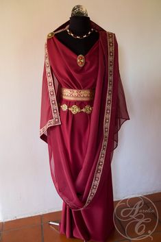 Das neue Zeremoniengewand der Vestalin – Aurelia Creative Roman Dresses Goddesses, Greek Clothing Drawing, Ancient Turkish Clothing, Greek Clothes Women, Babylonian Clothing, Roman Dress Ancient, Dornish Fashion, Roman Dresses