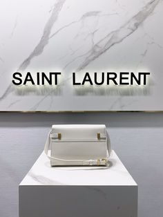 YSL's latest bag-type flip-top Manhattan baguette, which can be paired with a small suit or casual! The retro distressed hardware also looks very high-end bag!

Dimensions 24x6x17.5 Ysl Women, Large Leather Bag, Lv Purse, Small Leather Bag, Lv Shoes, Medium Handbags, Latest Bags, Lv Belt, Lv Handbags