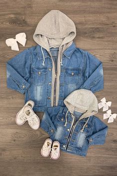 Mom & Me - 3/4 Sleeve Levi Cropped Hooded Jackets Converse Clothes, Matching Converse, Look Short Jeans, Matching Kids Outfits, Luxury Baby Clothes, Mom Daughter Outfits