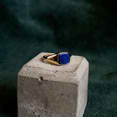 Elevate your style with our one-of-a-kind, genderless ring crafted from Recycled Sterling Silver Gold Vermeil and adorned with a stunning Lapis Lazuli gemstone. This exquisite piece is designed for those who appreciate both elegance and sustainability. Product Highlights: Condition: New Material: 9 KT Solid Gold or Gold Vermeil Crystal: Lapis Lazuli Size: Available in very small sizes to fit all pinky fingers Customization and Craftsmanship: Each ring is meticulously made to order. For our solid Male Rings Aesthetic, Signet Ring Gold, Lapis Lazuli Ring, Signet Rings, Gold Signet Ring, Lapis Lazuli Stone, Geometric Ring, Ring Crafts, Ring For Men