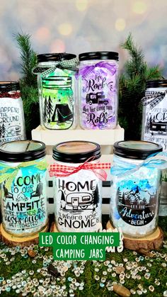 there are many jars with different designs on them