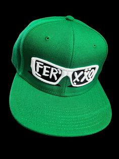 Si eres un seguidor leal de Feid, esta gorra es una forma perfecta de mostrar tu apoyo y amor por su música. Ya sea en un concierto, en la calle o en un evento, destacarás con esta pieza única. Es un regalo ideal para ti o para cualquier fanático de Feid en tu vida. Lleva tu amor por su música más allá de sus canciones y agrega un toque de estilo musical a tu guardarropa con esta gorra exclusiva. No pierdas la oportunidad de lucir como un verdadero seguidor de Feid y ordena la tuya hoy mismo. ¡El ritmo de la música te espera! Product Information: Closure: Snap Fabric / Material: Wool Blend Profile: Mid Profile Panels: 6 Panels Visor: Flat Structured 85% Acrylic / 15% Wool Structured Firm Front Panel 6-panel Cap Seamed Front Panel with Full Buckram 6 Sewn Eyelets Matching Crown Color Pro St Adjustable Green Baseball Cap For Streetwear, Green Cotton Snapback Hat For Streetwear, One Size Brimmed Baseball Cap For Streetwear, One Size Fits Most Brimmed Baseball Cap For Streetwear, Green Flat Brim Cotton Fitted Hat, Green Baseball Cap For Streetwear, Green Adjustable Snapback Hat For Streetwear, Green Visor Hat For Streetwear, Green Cap For Streetwear