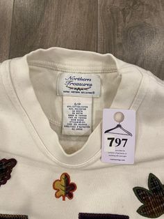 Description: VINTAGE Northern Treasures Autumn Fall Sweatshirt Womens Small White Sweater Y2K Condition: Stains on front and sleeves, please see pictures. Size: Womens Small Length: 24.5" Pit to Pit: 20.5" Sleeve: 20" Brand: Northern Treasures Era: 2000s Color: White Store Item #IN797 Vintage Short Sleeve Winter Tops, Sweater Y2k, Fall Sweatshirt, White Sweater, White Sweaters, Autumn Fall, New Vintage, Instagram Followers, Sweatshirts Women