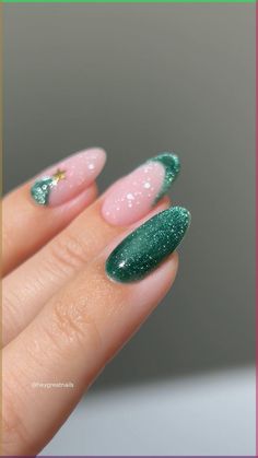 green velvet and a touch of winter's grace with delicate snowflakes Pink Christmas Nail, Green Christmas Nails, Pink Christmas Nails, Christmas Nail Ideas, Classy Minimalist, Velvet Nails, Green Nail Art, Work Nails