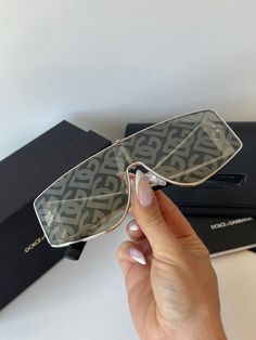 Nuevas gafas de sol Dolce Gabbana DG2298B Reedición de los años 90 con escudo negro.


 D y G con strass en el frente. Lentes 100% protegidas contra los rayos UVA.
 Caja, estuche y paño incluidos.
 Hecho en Italia.

 Venta al por menor $612. Designer Glass Sunglasses With Anti-reflective Coating, Designer Anti-reflective Sunglasses, Designer Anti-reflective Glass Sunglasses, Designer Clear Sunglasses With Polarized Lenses, Luxury Shield Sunglasses With Gradient Lenses, Luxury Shield Sunglasses With Gradient Glass Lenses, Luxury Clear Shield Sunglasses With Gradient Lenses, Luxury Silver Shield Sunglasses With Gradient Lenses, Elegant Clear Shield Sunglasses With Uv Protection