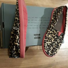 Brand New Toms Animal/Leopard Print Pink Sole Original Slip Ons. Size Y6 Fits Women's New To Poshmark? Use Referral Code Kimberlyn222 To Receive $10. Leopard Print Pink, Black Lace Shoes, Black Canvas Shoes, White Slip On Shoes, Toms Classic, Green Flats, Brogue Shoes, Platform Loafers, Pink Leopard Print