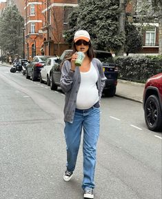 Hipster Mom Style, Last Month Of Pregnancy, Pregnant Street Style, Pretty Pregnant, Mum Fashion