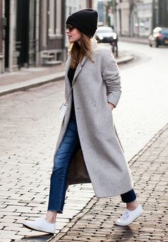 Duster coat with jeans and sneakers Grey Coat Outfit, Casual Chique Stijl, Long Grey Coat, Outdoor Outfits, Pijamas Women, Look Jean, Coat Style, Long Winter Coats, Coat Outfit