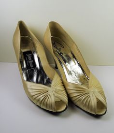 Elegant Evins ladies shoes made in Italy and purchased at Neiman Marcus in the late 1980's. Beautiful design , Champagne ivory  satin , leather,  peep open toe pumps , in excellant age related condition with a few minor soil marks (see photos) . Measures; length 9 1/2", ball of foot @ 2 3/4" , heel 3 1/4" high , U.S. ladies size AA 7 1/2 . Italian leather  and craftmanship -- Lovely ! Open Toe Court Shoes With 4-inch Heel, Formal Open Toe Court Shoes, Cream Almond Toe Court Shoes For Evening, Vintage Cream Party Heels, Spring Evening Open Toe Court Shoes, Cream Closed Toe Court Shoes For Evening, Cream Round Toe Court Shoes For Evening, Evening Court Shoes With 4-inch Heel And Open Toe, Vintage Round Toe Wedding Shoes For Party