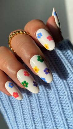 Summer nail design ideas to brighten up your day | Floral cute short nail design ideas for good mood | #floralnail #springnails #summernails French Manicure Long Nails, Hippie Nails, Floral Nail Designs, Cute Spring Nails, Spring Nail Art, Easter Nails