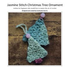 a crocheted christmas tree ornament is shown on a wooden table with text overlay