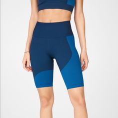 Nwt Fabletics Sz Medium High Waisted Seamless Block Shorts- Midnight Navy/Splash. New With Tags, Never Worn. No Holes, Rips, Snags, Stains, Pilling, Peeling, Fading, Discoloration Or Odors. Smoke Free & Pet Friendly. Brand: Fabletics Size: Medium Color: Midnight Navy/Splash Material: 70% Nylon, 23% Polyester, 7% Elastane Measurements: Waist: 12.5" Hip: 14" Inseam: 9" Thigh: 6.5" Length: 18" Smoke Free & Pet Friendly Questions? Offers? Leave A Comment Below! Athletic Shorts With Built-in Shorts And Seamless Fabric, Navy Activewear With Built-in Shorts For Training, Navy Activewear With Built-in Stretch Shorts, Blue Compressive High-waisted Shorts Activewear, Blue Moisture-wicking High-waisted Shorts Activewear, Royal Blue Shorts, Splash Color, Purple Shorts, Spandex Shorts