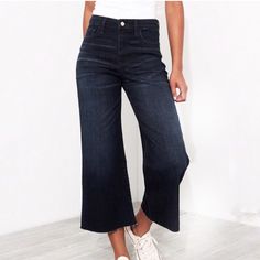 Beautiful Nwt Sold Out At Hollister Questions? Leave A Comment Below! Culottes Jeans, Black Flare Jeans, High Waisted Flare Jeans, Jeans Y2k, Dad Jeans, Destroyed Denim, High Waisted Flares, High Rise Mom Jeans, Flare Leg Jeans