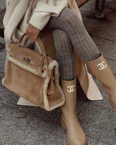 Chanel Rain Boots, Chanel Boots, Oversized Bag, Kelly Bag, Fall Fits, Big Bags, Trendy Sneakers, Classic Outfits, Accessories Jewelry