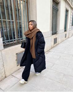 Long Parka Outfit Winter, Long Puffer Outfits For Women, Puffa Coats Outfit, Oversized Long Puffer Jacket Outfit, Long Line Puffer Jacket Outfit, Puffer Parka Outfit, Puffer Long Jacket Outfit, Oversized Parka Outfit, Long Winter Jacket Outfit