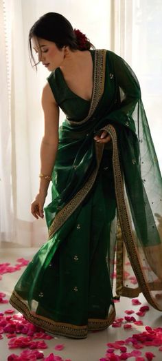 Doctor In Saree, Green Sari Look, Maharashtrian Look In Saree, Silk Shawl Outfit, Traditional Green Saree, Green Traditional Dresses, Green Saree Aesthetic, Green Saree Look Traditional, Saree For Wedding Function Guest