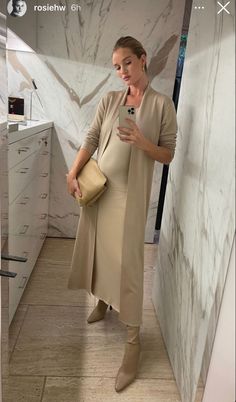 Maternity Elegant Outfit, Rosie Huntington Whiteley Pregnant, Pregnancy Office Outfits, Pregnant Work Outfit, Elegant Pregnancy Outfits, Classy Pregnancy Outfits, Rosie Style