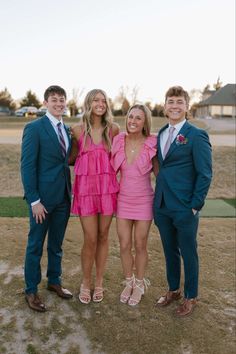 Utah Hoco Dresses, Preppy Homecoming Dress, Fun Homecoming Dresses, Semi Formal Dress Ideas, Senior Homecoming Dress Short, Preppy Hoco Dresses, Hoco 2023 Dresses, Fun Hoco Dresses, Hoco Date Pictures