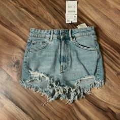 Super Cute Short Jean Shorts From Zara. New With Tags, Available Now! Light Blue Jean Shorts, Short Jean Shorts, Lace Denim Shorts, Yellow Jeans, Cutoff Jean Shorts, Short Jean, Mom Jeans Shorts, Studded Denim, White Jean Shorts