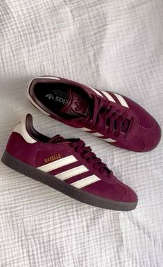 Adidas Gazelle Burgundy Adidas Samba Women, Adidas Samba Outfits, Samba Outfit Ideas, Adidas Samba White, Samba Outfits, Platform Tennis Shoes, Gazelle Shoes, Adidas Samba Outfit, Men's Adidas (men)