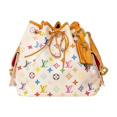 Borsa firmata Louis Vuitton, modello Petit Noè, misura MM, in edizione limitata in collaborazione con Takashi Murakami, realizzata in tela a fondo bianco nella fantasia monogram multicolor con inserti in vacchetta e hardware dorati. Dotato di una chiusura superiore a coulisse, internamente rivestito in tessuto scamosciato bordeaux, molto capiente. Munito di una tracolla regolabile a spalla per una portata a spalla o a tracolla. Completo di tasche e porta-andresse, l’articolo si presenta in ottim Louis Vuitton Murakami, Cute Online Clothing Stores, Louis Vuitton Petit Noe, Louis Vuitton Crossbody Bag, Louis Vuitton Crossbody, Takashi Murakami, Made Of, Monogram Pattern, Clothing Stores