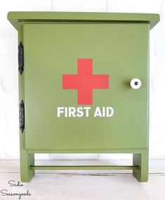 Military Bedroom, First Aid Cabinet, Diy First Aid Kit, Diy Projects For Men, Military Decor, Garage Man Cave, Army Room, Man Cave Home Bar, Thrift Store Crafts