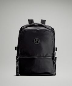 The New Crew Backpack Is Here To Give You An Organized State Of Mind. Loaded With Features Including A 15” Padded Laptop Sleeve, A Front Zippered Pocket For All Of Your Essentials, Dual Side Pockets For A Water Bottle Or Smaller Items And A Trolley-Compatible Sleeve. This Travel Friendly Backpack Willl Take You From A-Z And Everywhere In-Between. | New Crew Backpack 22L with Logo Go Getter Bag Lululemon, Lululemon Pack It Up Backpack, Lululemon Backpack For School, Lululemon Backpack, Best Laptop Backpack, School Bag Essentials, Lulu Lemon, Best Laptops, Cute Backpacks