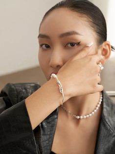 Lady wearing freshwater pearl bangle bracelet with beads and S925 silver clasp Exams Gift, Chic Minimalista, Silver Pearl Bracelet, Self Gift, Drops Of Water, Wrist Jewelry, Maid Of Honour Gifts, Stylish Bracelet, Freshwater Pearl Bracelet