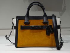 A Closer Look at Coach’s Fall 2015 Handbags Trending Handbag, Coach Swagger Bag, Fall 2014, Fall 2015, Fashion Shows, New Handbags, Chain Strap, Color Blocking, Top Handle Bag