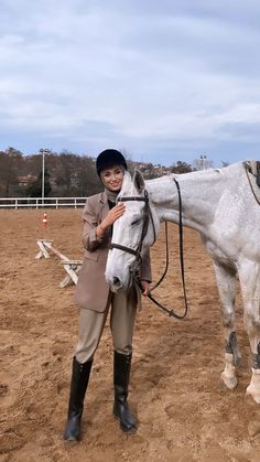 Hijab Riding Horse, Hijabi Equestrian Outfits, Muslim Horse Riding, Hijabi Horse Riding Outfit, Modest Horse Riding Outfit, Horse Riding Outfit Hijab, Hijab Equestrian, Outfit Hijab Summer