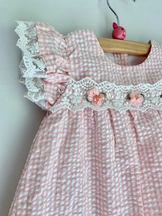 Vintage Bonnie Baby girls dress peach gingham 18 months - Etsy Italia Sweet Gingham Dress With Ruffles, Cute Peach Cotton Dress, Cute Gingham Dresses With Lace Trim, Cotton Gingham Dress With Lace Trim, Gingham Cotton Dress With Lace Trim, Vintage Baby Dresses, Pretty Little Dress, Baby Clothes Patterns Sewing