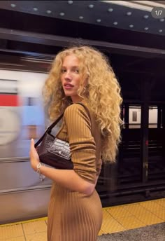 Tanya Kizko, Leo Energy, Rouje Paris, Curly Hair Style, French Girl Style, Blonde Hair Inspiration, Brown Purse, Hair Clips Girls, Baguette Bag