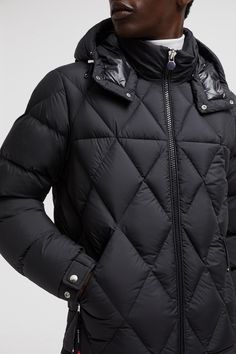 An innovative spirit is reflected in the Averole down jacket that takes diamond quilting to another level. The bold, graphic pattern adds texture to the micro chic puffer, while a detachable hood enhances protection. Nodding to iconic Moncler Maya, the short down jacket is finished with an emblematic patch pocket on the sleeve. Featured in a loose fit, the short warmer is a finishing touch to a range of looks. Luxury Long Sleeve Down Outerwear, Luxury Down Long Sleeve Outerwear, Luxury Down Outerwear With Detachable Hood, Luxury Down Outerwear With Padded Collar, Luxury Outerwear With Detachable Hood And Long Sleeves, Luxury Long Sleeve Outerwear With Detachable Hood, Luxury Long Sleeve Outdoor Outerwear, Luxury Black Quilted Jacket For Winter, Luxury Long Sleeve Quilted Down Jacket